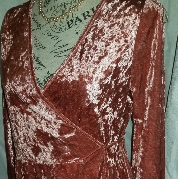 Velvet Slitted Sleeve High Low Wrap Dress - Picture 4 of 4